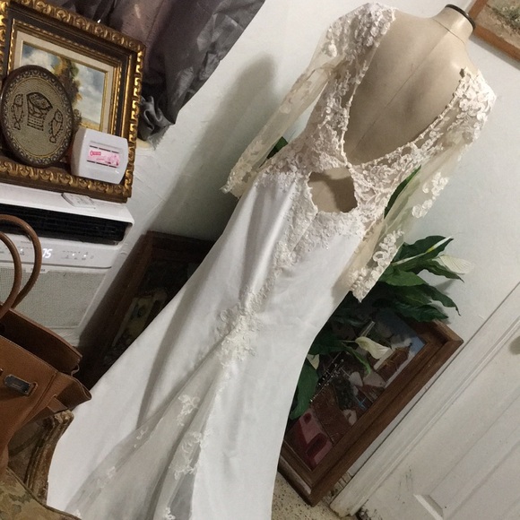 Classy Maggie sottero wedding dress 👰‍♀️ - Picture 5 of 7